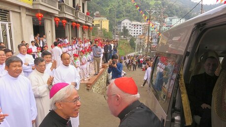 Ankunft in den Bergen von Tam Dao: Kardinal Marx wird von Ortsbischof Cosma Hoang Van Dat SJ begrüßt.  / © Kopp (DBK)