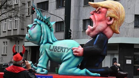 Der wohl meistbeachtete Wagen in Düsseldorf zeigt US-Präsident Donald Trump und die Freiheitsstatue / © Federico Gambarini (dpa)