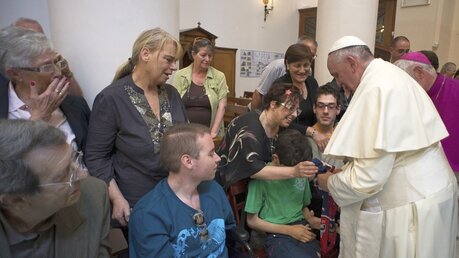 Papst Franziskus begrüßt behinderte Menschen 2014 (KNA)