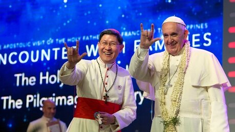 Papst Franziskus mit Manilas Kardinal Luis Tagle 2015 (KNA)