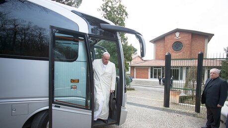 Papst Franziskus steigt aus einem Bus 2015 (KNA)