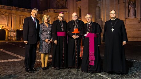 Deutsche Synodenteilnehmer: Ehepaar Buch, Bischöfe Bode, Marx und Koch, Abtpräses Schröder (v.l.) / © Romano Siciliani (KNA)