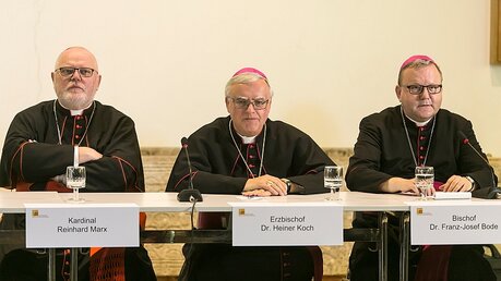 Bischöfe Marx, Koch und Bode (v.l.) bei der Pressekonferenz / © Romano Siciliani (KNA)