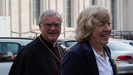 Deutsche Synodenteilnehmer: Erzbischof Heiner Koch und Auditorin Petra Buch / © Andrea Krogmann (KNA)