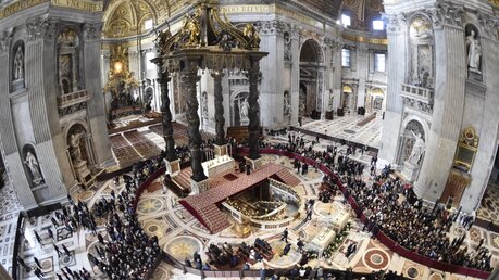 Die Gläubigen aus den Gebetsgruppen für Pater Pio kommen am 6. Februar im Petersdom zusammen, wo die Körper von Pater Pio und Pater Leopold Mandic aufgebahrt sind. (KNA)