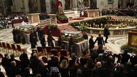 Aschermittwochsmesse mit Papst Franziskus am 10. Februar 2016 im Petersdom in Rom. Aus Anlass des Heiligen Jahres der Barmherzigkeit feiert Franziskus den Gottesdienst nicht wie sonst auf dem Aventin-Hügel, sondern im Vatikan. (KNA)