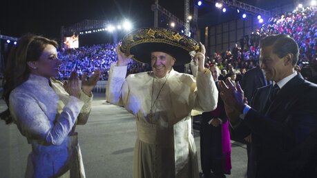 Willkommenszeremonie für Papst Franziskus mit dem mexikanischen Präsidenten Enrique Pena Nieto und seiner Frau Angelica Rivera bei der Ankunft in Mexiko-Stadt am 12. Februar 2016. (KNA)