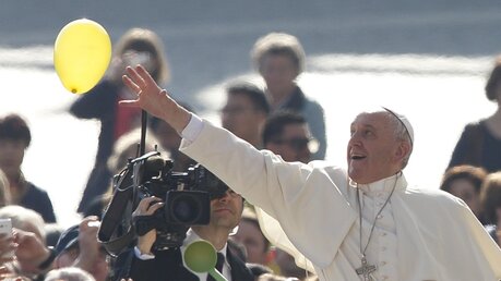 Generalaudienz mit Papst Franziskus am 30. März 2016 auf dem Petersplatz. Bild: Papst Franziskus versucht einen gelben Luftballon zu fangen. (KNA)