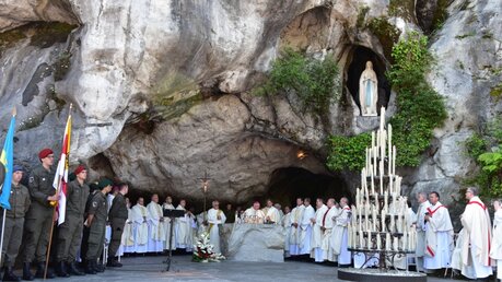 Eröffnungsgottesdienst der Internationalen Soldatenwallfahrt an der Mariengrotte von Lourdes am 20. Mai 2016. (KNA)