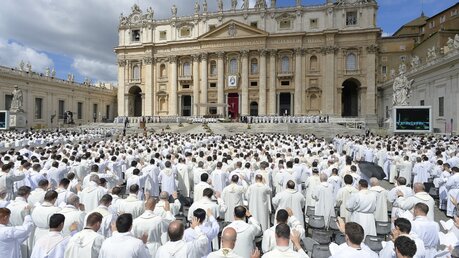 Papst Franziskus feiert einen Gottesdienst mit mehreren tausend Priestern aus aller Welt am 3. Juni 2016 auf dem Petersplatz. (KNA)