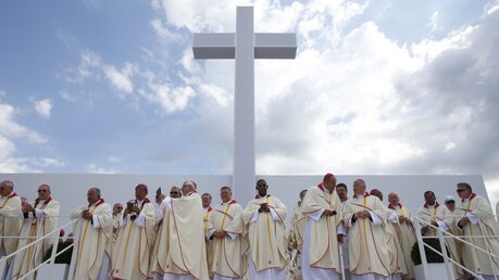 Bischöfe warten auf die Ankunft von Papst Franziskus zur Abschlussmesse des XXXI. Weltjugendtags am 31. Juli 2016 auf dem "Campus misericordiae", dem Feld der Barmherzigkeit in Brzegi bei Krakau in Polen. (KNA)