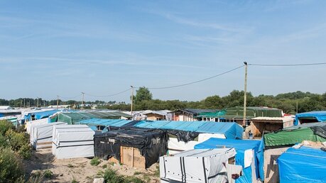 Blick über Zelte im Flüchtlingslager im französischen Calais / ©  Elisabeth Schomaker (KNA)