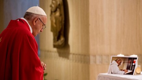 Papst Franziskus feiert in seiner Hauskapelle einen Gottesdienst für den von Islamisten ermordeten französischen Priester Jacques Hamel am 14. September 2016 im Vatikan. (KNA)