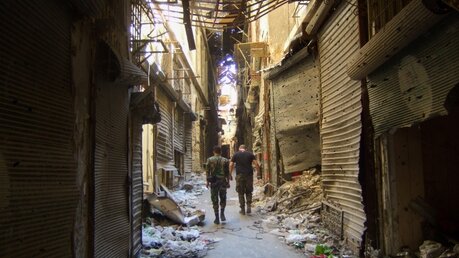 Zwei Männer gehen durch die Altstadt von Aleppo am 16. September 2016. (KNA)