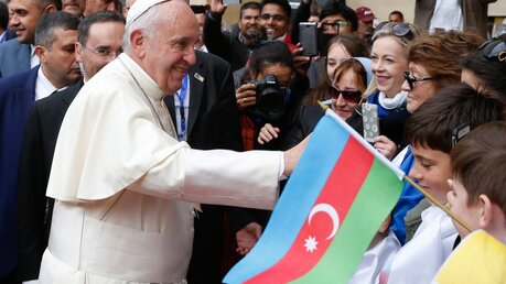 Papst Franziskus begrüßt die Menschen bei seiner Ankunft zu einem Gottesdienst im Salesianer-Zentrum in Baku am 2. Oktober 2016. (KNA)