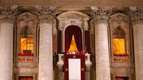 Papst Franziskus tritt das erste Mal nach seiner Wahl zum Papst auf dem Balkon des Petersdoms (KNA)