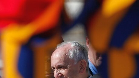 Papst Franziskus eingerahmt von Schweizergardisten (KNA)