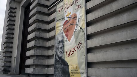 Plakate machen in Vilnius auf die Seligsprechung aufmerksam. / © Markus Nowak (KNA)