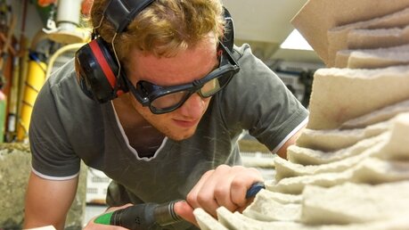 Julian Feldmann macht eine Berufsausbildung zum Steinmetz an der Dombauhütte des Kölner Doms. / © Opitz (KNA)