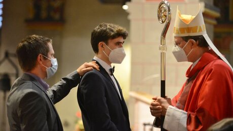 19 Jugendlichen spendet Kardinal Woelki an diesem Abend im Quirinus-Münster das Sakrament der Firmung. / © Beatrice Tomasetti (DR)