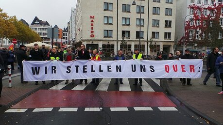 Bündnisse in Köln demonstrieren gegen "Hogesa"-Versammlung / © Sebastian Witte (DR)