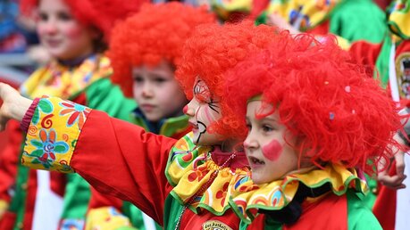 Bunt kostümiert nehmen Narren in Düsseldorf am Rosenmontagsumzug teil / © Federico Gambarini (dpa)