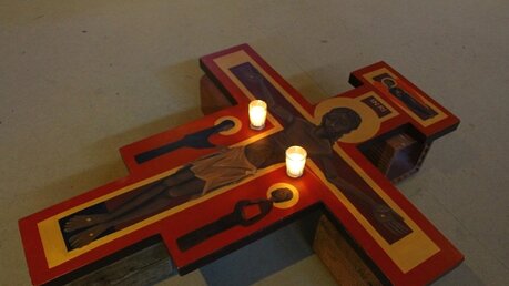 An diesem Kreuz wird jeden Freitag in Taizé gebetet / © Melanie Trimborn (DR)