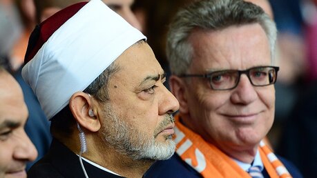 Imam Sheikh Ahmad al-Tayyeb (l) und Bundesinnenminister Thomas de Maiziere auf dem Evangelischen Kirchentag / © Maurizio Gambarini (dpa)