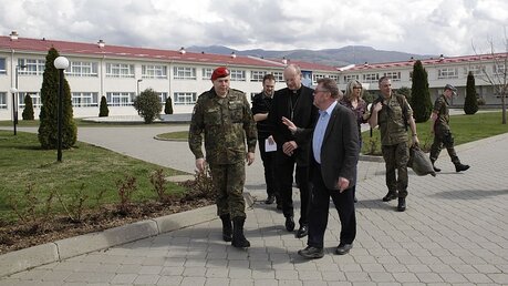 Bischof Overbeck im Kosovo / © Christina Lux / KMBA