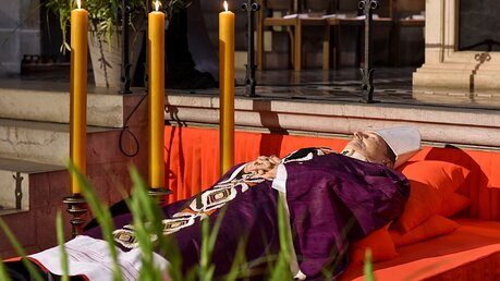 Der aufgebahrte Leichnam des ehemaligen Kölner Erzbischofs Joachim Kardinal Meisner / © KNA (KNA)