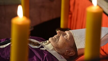 der aufgebahrte Leichnam des ehemaligen Kölner Erzbischofs Joachim Kardinal Meisner / © KNA (KNA)