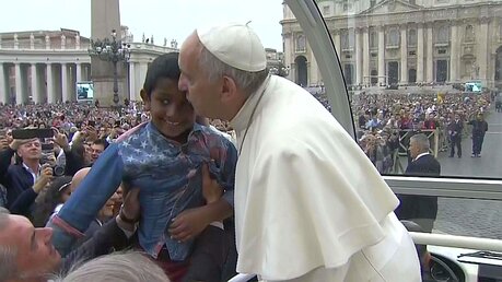 Screenshot: Papst Franziskus küsst ein Kind / © CTV