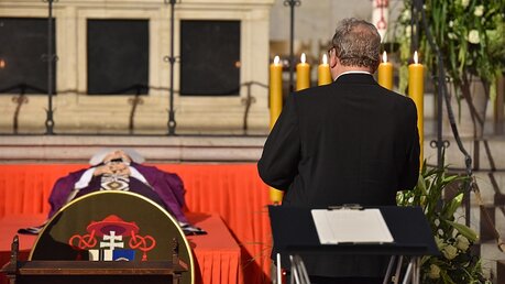 Franz-Josef Bode, Bischof von Osnabrück, steht vor dem aufgebahrten Leichnam des ehemaligen Kölner Erzbischofs Joachim Kardinal Meisner / © KNA (KNA)