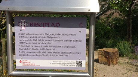 Das Schild am Bibelgarten / © Veronika Seidel Cardoso (DR)