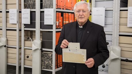 Weihbischof em. Melzer mit dem päpstlichen Telegramm / © Hirschbeck (Erzbistum Köln)