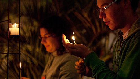 Jugendliche halten Kerzen beim Taizé-Abendgebet  / © Mercedes Herran (KNA)