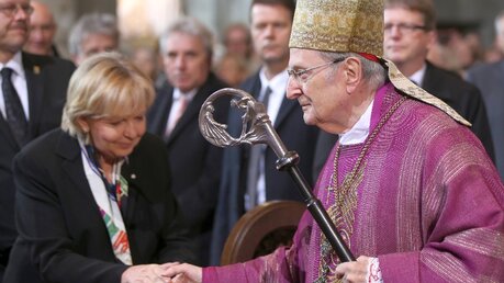 Ministerpräsidentin Kraft und Kardinal Meisner (Verabschiedung 2014) / © dpa (dpa)