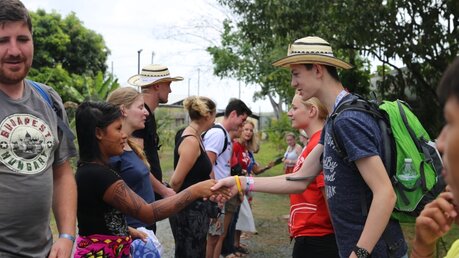 Eine Gruppe der Weltjugendtags-Teilnehmer aus Köln hat junge Mädchen der Emberas besucht am Rande von Panama-Stadt. Das katholische Hilfswerk Adveniat ist in Panama mit zahlreichen Projekten aktiv. Beim Weltjugendtag haben rund 600 junge Menschen aus Deut / © Katharina Geiger (DR)