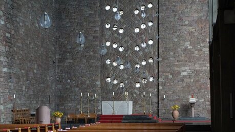 St. Annakirche: Altarraum mit "Lebensbaum" aus Alabastersteinen  / © Marcel Krombusch (DR)
