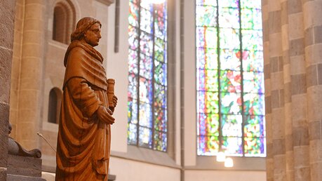 Altes und Neues hat in St. Andreas nebeneinander Bestand: vor den Lüpertz-Fenstern der Ordensgründer Dominikus. / © Beatrice Tomasetti (DR)