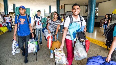 Ankunft von Jugendlichen mit Taschen, Tüten und Rucksäcken / © Gennari/Siciliani (KNA)