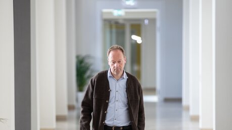 Ansgar Wucherpfennig bleibt Rektor der katholischen Hochschule Sankt Georgen in Frankfurt am Main / © Frank Rumpenhorst (dpa)
