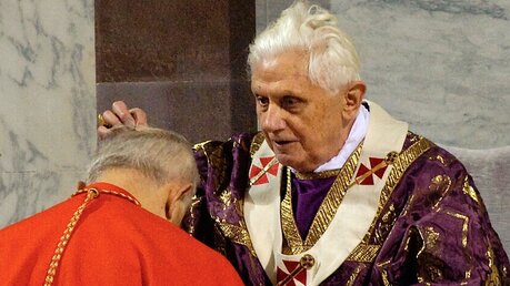 Zum letzten Mal: Benedikt XVI. spendet Aschenkreuz (KNA)