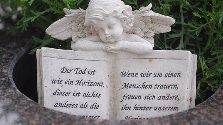 Auch ein solches Engelchen mit offenem Buch findet sich als Motiv auf vielen Gräbern. / © Beatrice Tomasetti (DR)