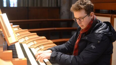 Auch Werke von Bach stehen auf dem Programm von Alexander Grün, der sich beim Orgelspiel mit seinem Kollegen George Warren abwechselt / © Beatrice Tomasetti (DR)