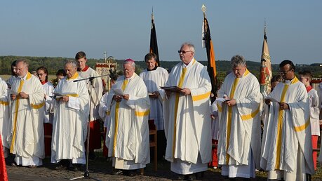 Auf Einladung von Kreisdechant Msgr. Achim Brennecke kommen in jedem Jahr viele Geistliche aus der Region. / © Beatrice Tomasetti (DR)