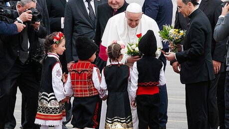 Bei seiner Ankunft auf dem Flughafen wird der Papst von Kindern in traditioneller Kleidung empfangen / © Paul Haring (KNA)