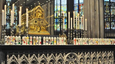 Beim Tauferinnerungsgottesdienst stehen immer die selbstgebastelten Kerzen der Kommunionkinder auf dem Altar. (Archivbild) / © Beatrice Tomasetti (DR)