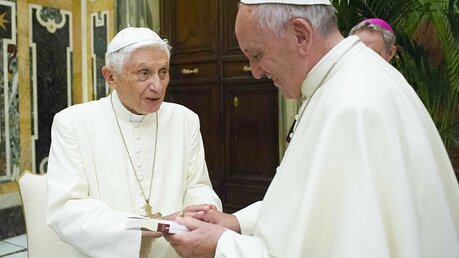 Benedikt XVI. und Papst Franziskus / © Romano Siciliani / Osservatore Romano (KNA)