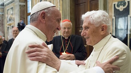 Papst Franziskus umarmt den emeritierten Papst Benedikt XVI.  / © Romano Siciliani / Osservatore Romano (KNA)